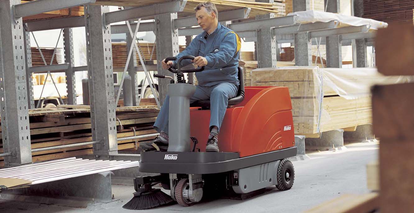 Varredora Hako Sweepmaster 900 R para limpeza profissional
