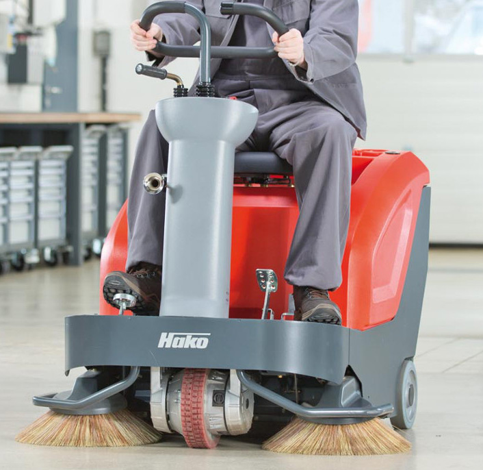 Varredora Hako Sweepmaster B800 R para limpeza profissional