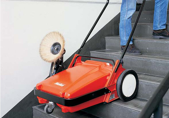 Varredora Hako Sweepmaster m600 para limpeza profissional